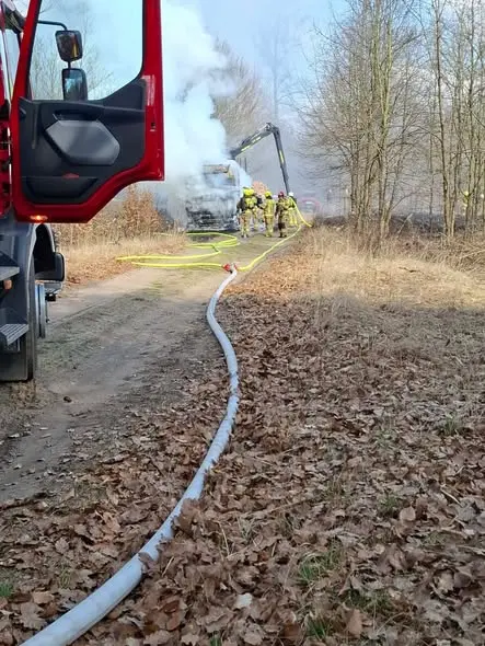 Pożar samochodu ciężarowego i lasu